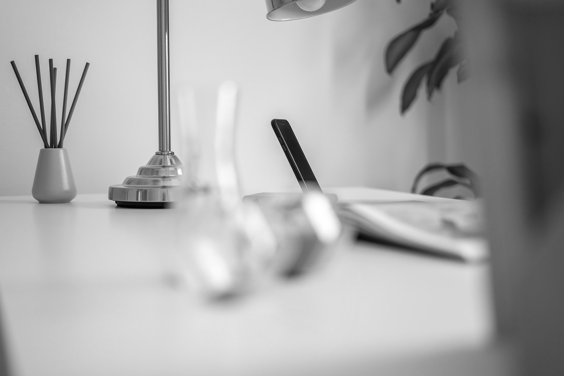 Escritorio de A Coruña con lámpara metálica y accesorios de trabajo sobre la mesa.